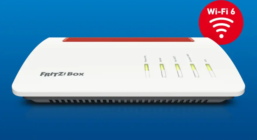 FRITZ! Box 7590 mit leuchtenden LEDs. Das rote Wi-Fi 6 Symbol signalisiert die Aktivierung des schnellen WLAN-Standards.