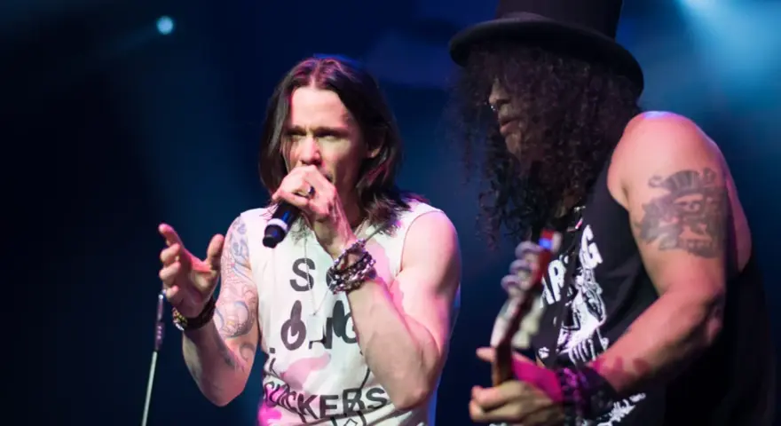Slash i Myles Kennedy na scenie, rockmani w akcji.