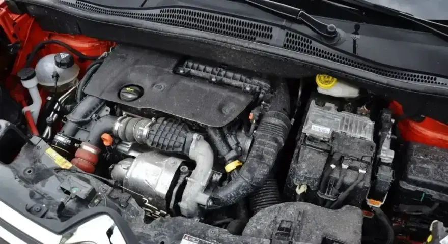 Silnik HDI w samochodzie. Co to znaczy? To serce pojazdu, pełne przewodów i mechanizmów.