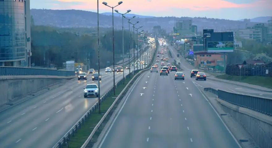 Czym się różni autostrada od drogi ekspresowej? Kluczowe różnice