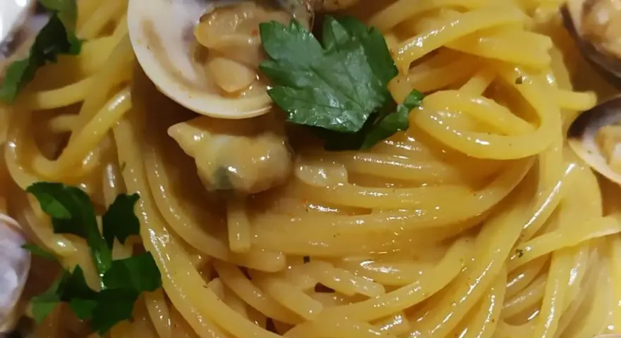 Spaghetti alle vongole cremosi come al ristorante, un piatto ricco e saporito con vongole fresche e prezzemolo.