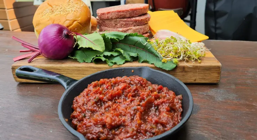 Sos BBQ z whiskey: Przepis na burgera marzeń? Zrób go sam!
