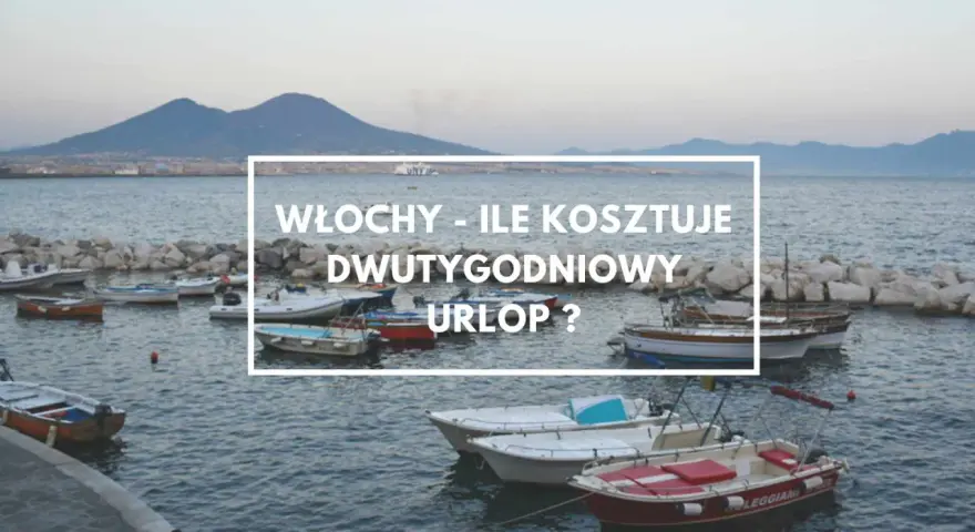 Włochy - ile kosztuje dwutygodniowy urlop? Widok na zatokę z łodziami i wulkanem w tle.