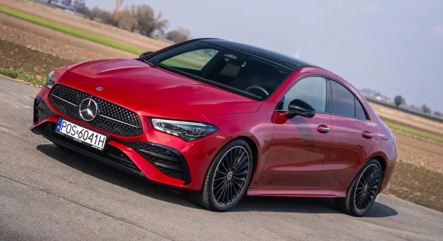 Czerwony Mercedes CLA na drodze, z widocznymi detalami, które mogą sugerować potencjalne mercedes cla awarie i problemy.