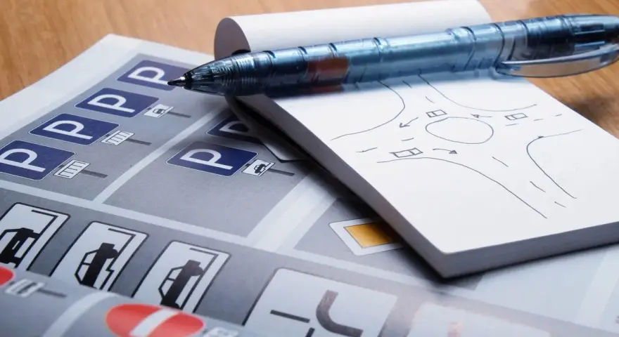 Appunti per l'esame di guida: segnali stradali e schema di incrocio, con riferimento all'art. 145 CDS.
