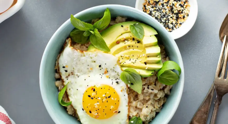 Herzhaftes Frühstück: Haferflocken mit Spiegelei, Avocado und Basilikum. Tolle Haferflocken Rezepte für einen energiegeladenen Start!