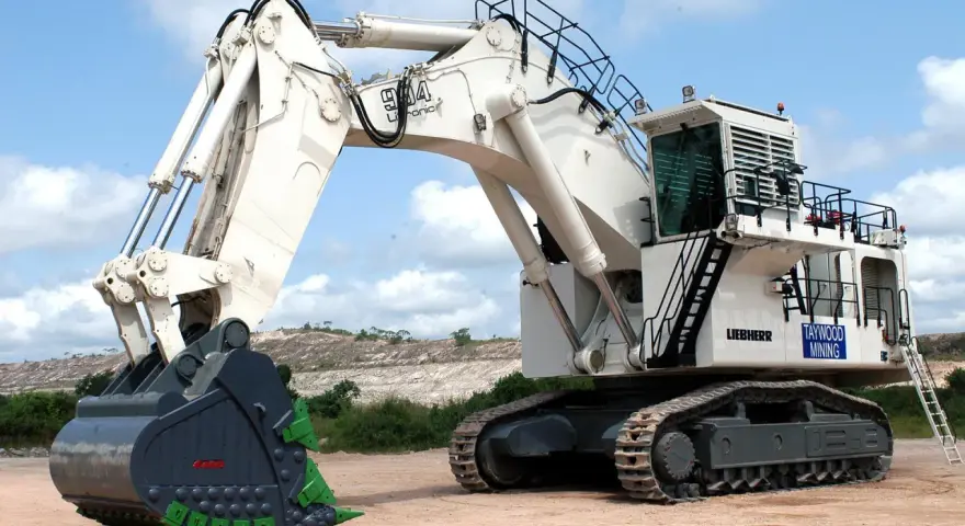 Potężna koparka jednonaczyniowa klasy 1 Liebherr z wielkim, zielonym chwytakiem, gotowa do pracy w kopalni.