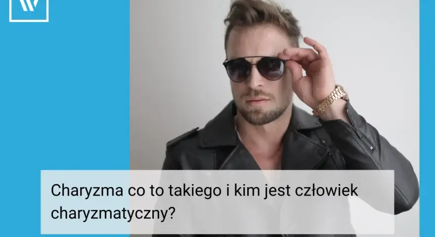 Charyzma co to? Mężczyzna w skórzanej kurtce i okularach przeciwsłonecznych, z pewnością siebie poprawiający okulary.