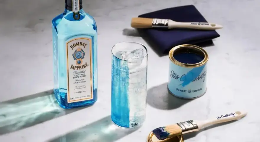 Butelka Bombay Sapphire, szklanka z lodem i drinkiem, puszka z farbą i pędzle. Jak pić blue gin? Stwórz własny drink!