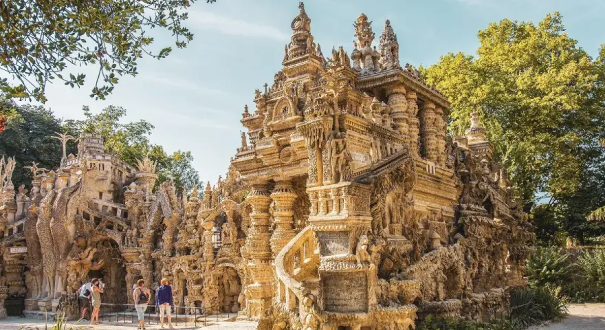 Le Palais Idéal, œuvre de Joseph Ferdinand Cheval, est un château de conte de fées sculpté dans la pierre.