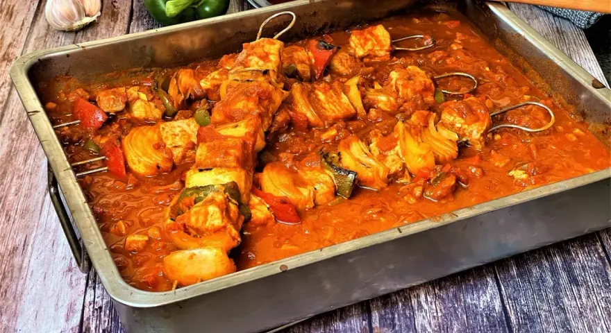 Schaschlikspieße in einer würzigen, tomatigen schaschlik sauce wie im imbiss, mit Paprika und Zwiebeln.