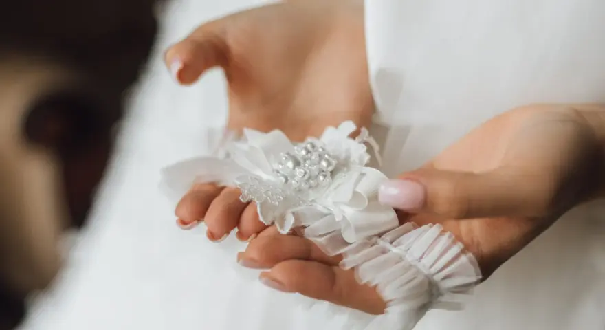 Jakie dodatki do sukni ślubnej, które uczynią Twój look niezapomnianym