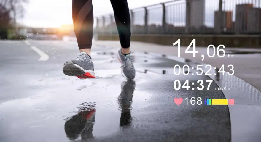 Biegacz pokonuje dystans 14 km w deszczu, monitorując swoje parametry. Czy zbliża się do progu mleczanowego?