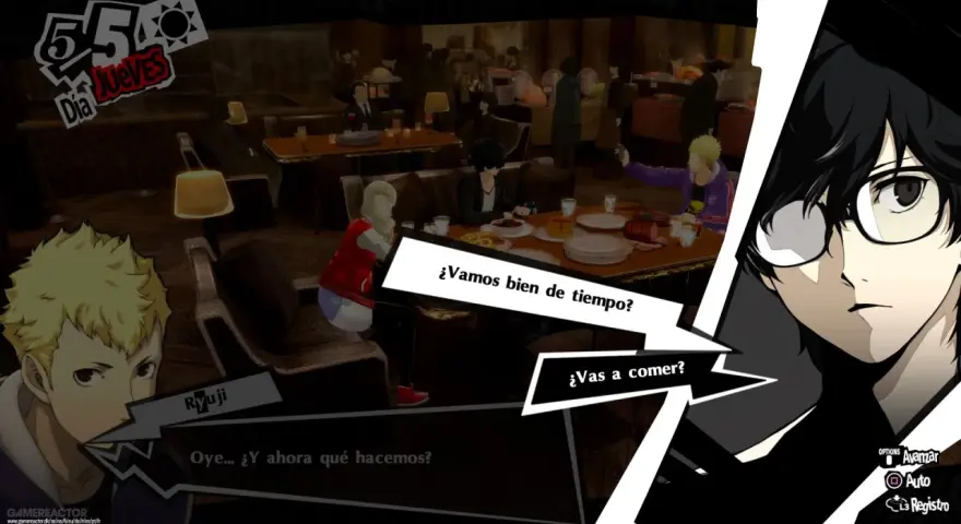 Ryuji y Ann discuten en Persona 5 Royal. El protagonista, Joker, observa. Un día de Jueves.