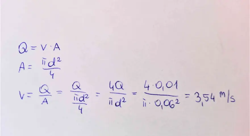 Wzory pokazują, jak obliczyć przepływ powietrza przez rurę: Q=V·A, A=πd²/4, V=Q/A. Obliczenia pokazują wynik 3,54 m/s.