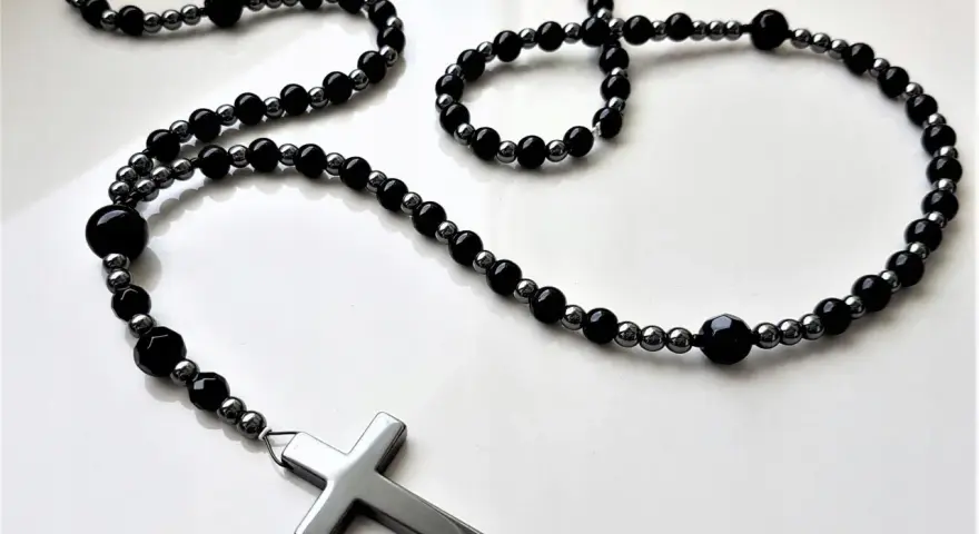 Naszyjnik jak różaniec – elegancka biżuteria z głębokim znaczeniem