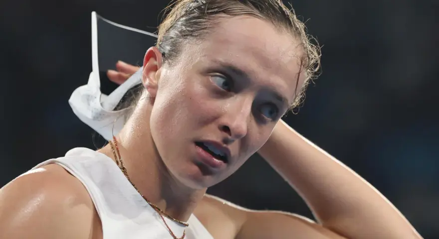 Iga Świątek po meczu na Australian Open, zmęczona, ale zdeterminowana.