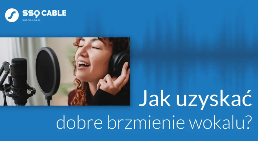Kobieta w słuchawkach śpiewa do mikrofonu, pokazując jak uzyskać dobrą dynamikę dźwięku.