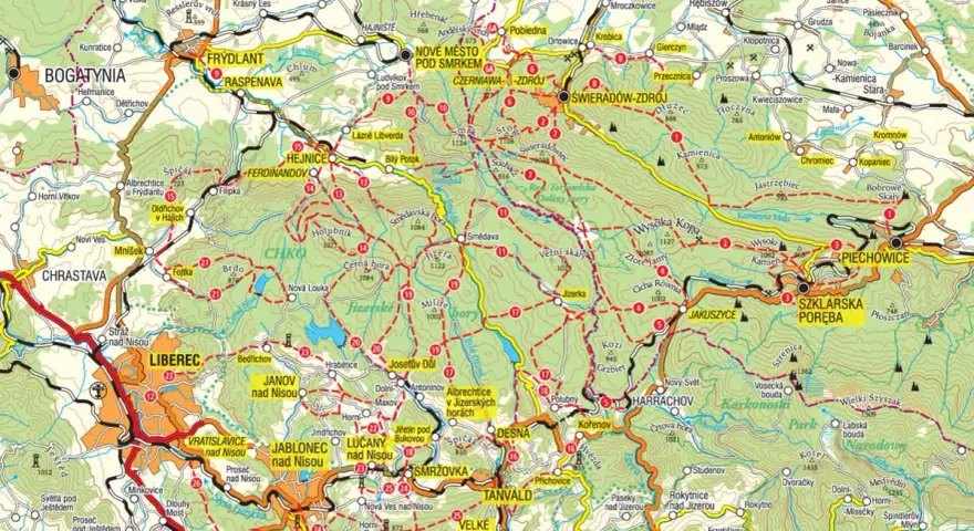 Mapa turystyczna Gór Izerskich z zaznaczonymi szlakami, miejscowościami i wzniesieniami.