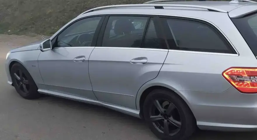 Srebrny Mercedes W212 kombi, idealny do rodzinnych podróży. Zastanawiasz się, jaki silnik wybrać?