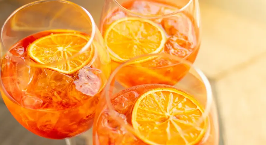 Orzeźwiający Akropolis alkohol z czym pić? Idealnie z plasterkiem pomarańczy i lodem.