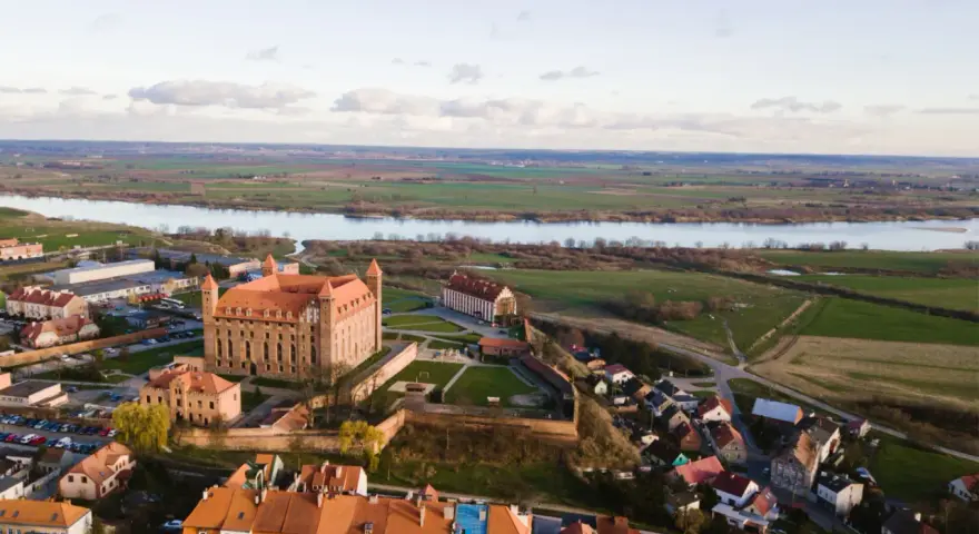 Zamek w Gniewie, malownicze atrakcje nad Wisłą. Widok z lotu ptaka na historyczną budowlę i okolicę.