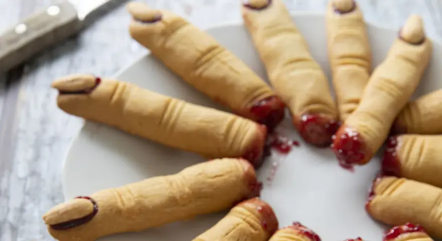 Biscuits en forme de doigts ensanglantés, un dessert d'Halloween effrayant et délicieux.