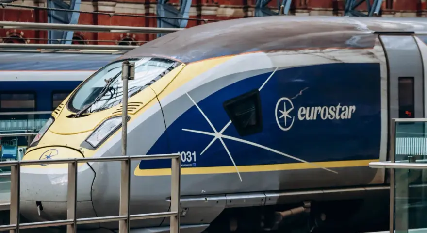 Pociąg Eurostar gotowy do podróży przez Kanał La Manche.