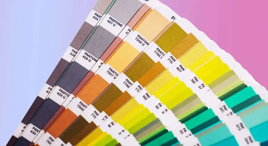 Próbnik kolorów Pantone, prezentujący bogactwo barw od brązów po zielenie i błękity, stanowi praktyczne narzędzie do zgłębiania teorii koloru.