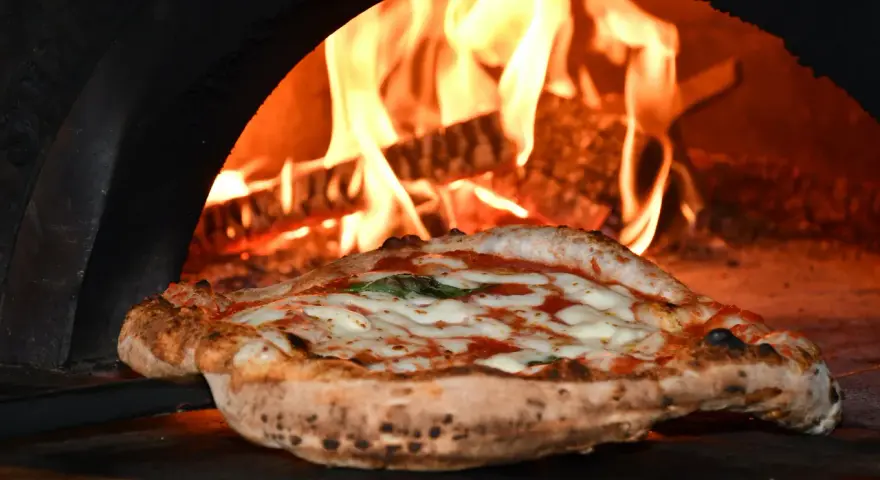 Skąd pochodzi pizza? Od starożytnych placków do globalnego fenomenu.