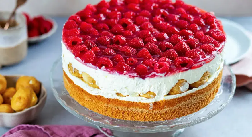 Himmlische Windbeuteltorte mit frischen Himbeeren und Sahne. Ein Traum für jeden Anlass, das Windbeuteltorte Rezept ist einfach!