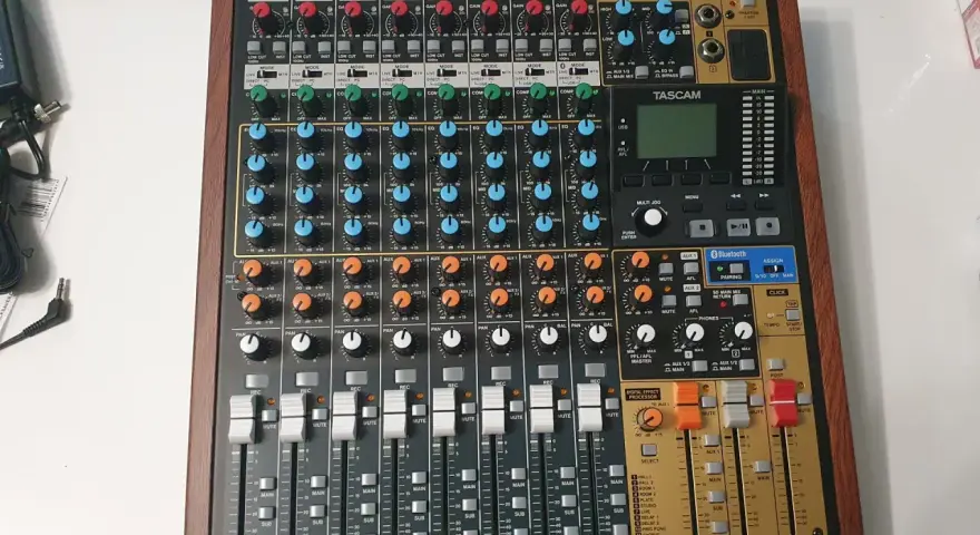 Tascam Model 12 to wszechstronny mikser z wbudowanym interfejsem audio i kontrolerem.