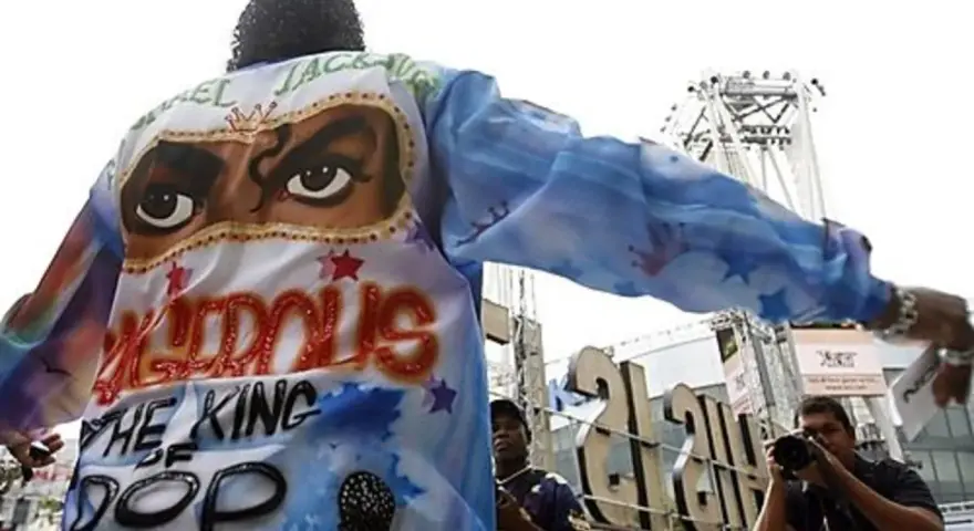 Michael Jackson 2009: Ein Fan trägt eine Jacke mit dem Gesicht des King of Pop und der Aufschrift "The King of Pop".
