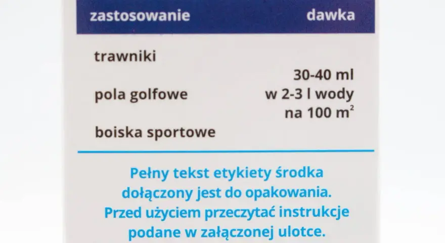 Instrukcja stosowania środka do pielęgnacji trawników, pól golfowych i boisk sportowych. Dawka: 30-40 ml na 100 m².