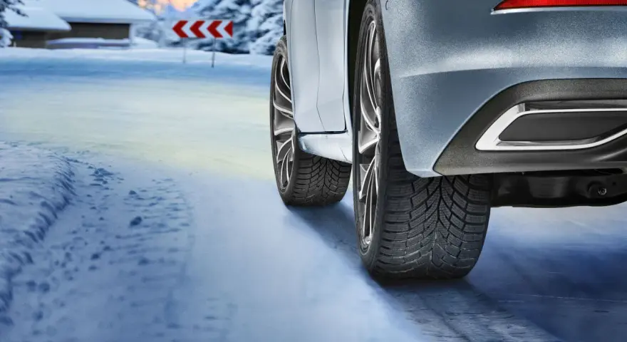 Kiedy zmienić opony na zimowe? Kluczowa zasada 7°C i przepisy