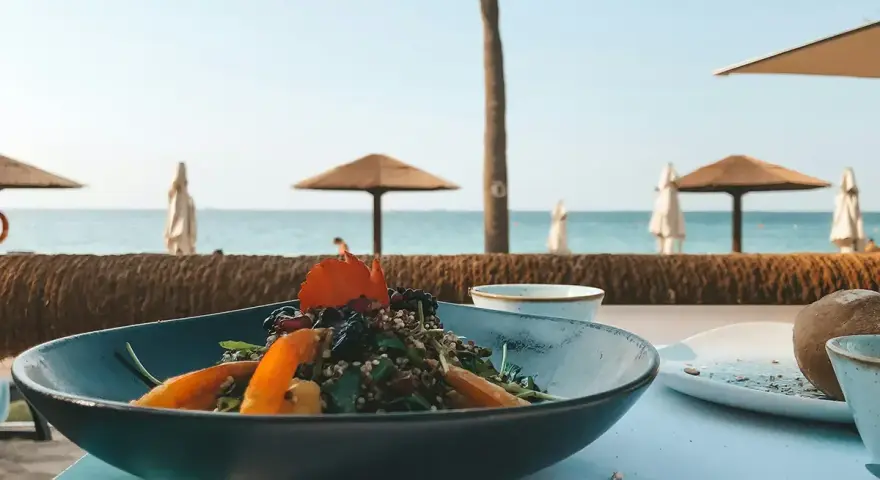 Pyszna sałatka z owocami i ziarnami, idealna na lunch w stylu full board plus nad morzem.