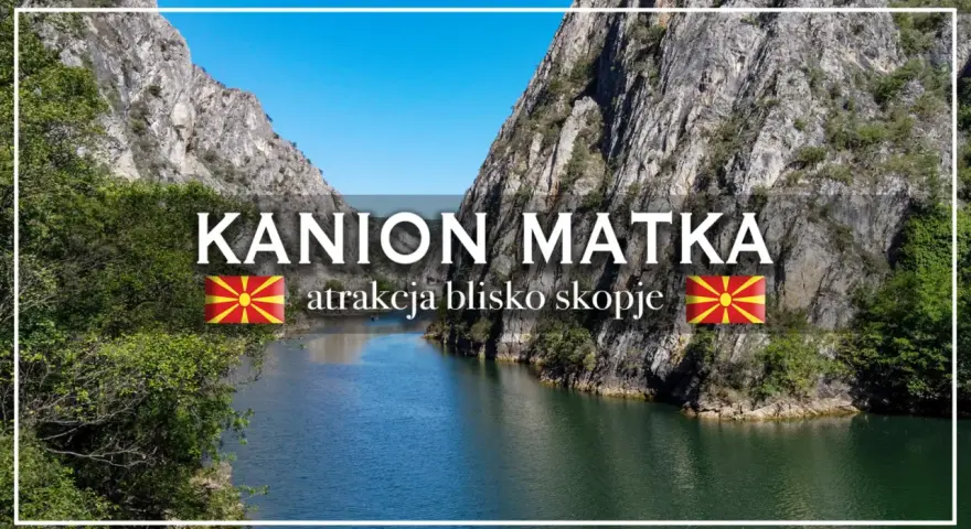 Kanion Matka, malownicza atrakcja blisko Skopje, z wodą odbijającą skaliste zbocza i błękitne niebo.