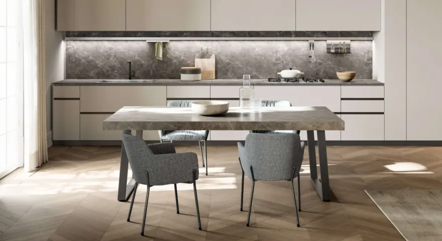 Tavolo 6 persone dimensioni perfette per cene conviviali. Design moderno con piano in marmo e sedie grigie imbottite.