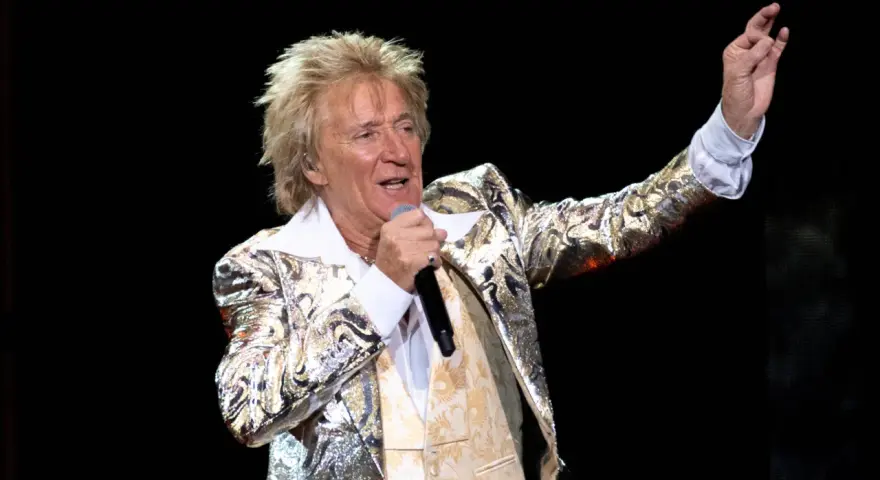 Rod Stewart rockt die Bühne in Berlin mit seinem glitzernden Jackett und voller Energie.