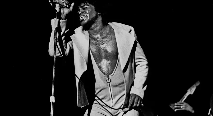 James Brown, der Godfather of Soul, singt mit voller Leidenschaft. Seine Musikrichtung, Funk, ist voller Energie.