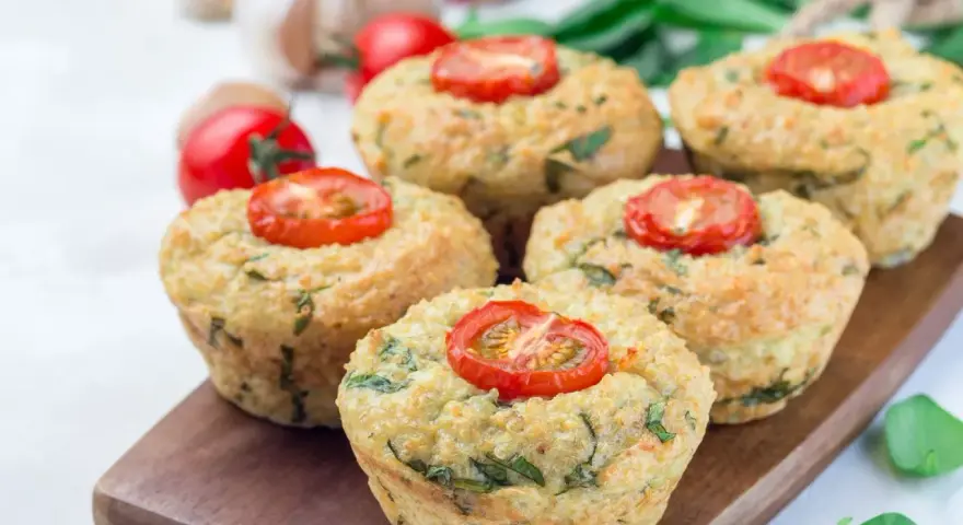 Keto muffiny warzywne z pomidorkami na desce drewnianej.