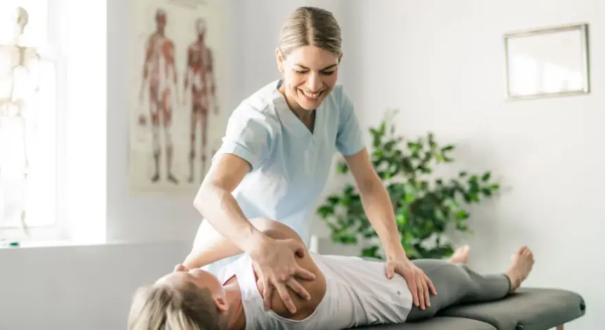 Physiotherapeutin behandelt Patientin am Schultergelenk. Informieren Sie sich über Physiotherapie Kosten für Ihre Genesung.