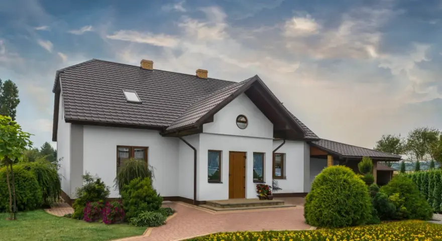 Jaką blachę na dach wybrać, aby uniknąć kosztownych błędów?