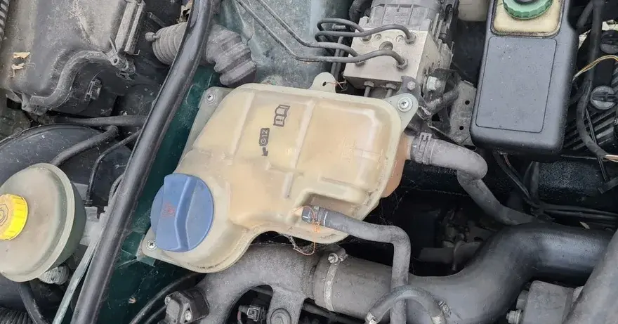 Ile wchodzi płynu do chłodnicy passat b5? Sprawdź, aby uniknąć problemów
