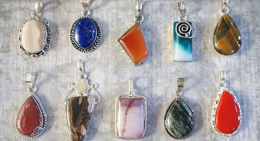 Odkryj, jak znaleźć swój amulet wśród dziesięciu wisiorków z kamieniami szlachetnymi.