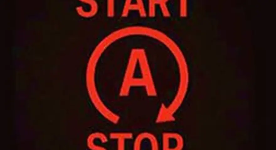 Czerwona kontrolka start stop z literą A w okręgu.