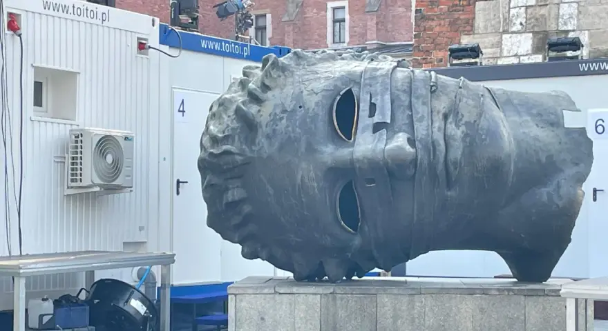 Eros Bendato w Krakowie: Co kryje spętana głowa Mitoraja?
