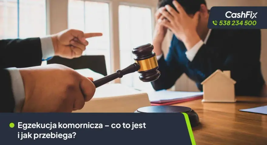 Sądowy młotek i gest oskarżenia. Rozmowa o egzekucji komorniczej, jednym z rodzajów egzekucji, w stresującej atmosferze.