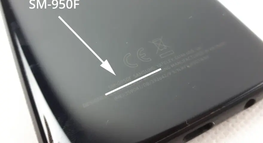 Model telefonu SM-G950F widoczny na obudowie. Tak sprawdzisz model telefonu.