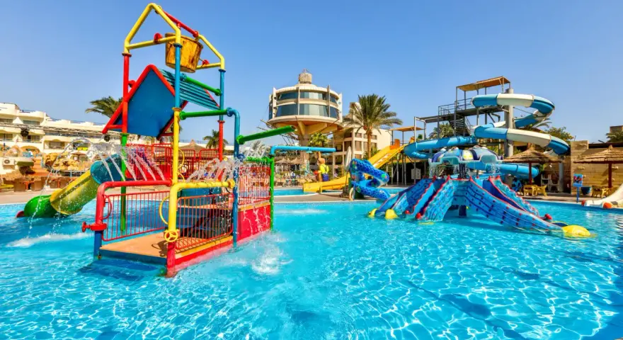 Kolorowy aquapark w Sea Gull Beach Resort w Hurghadzie, z mnóstwem zjeżdżalni i basenów.